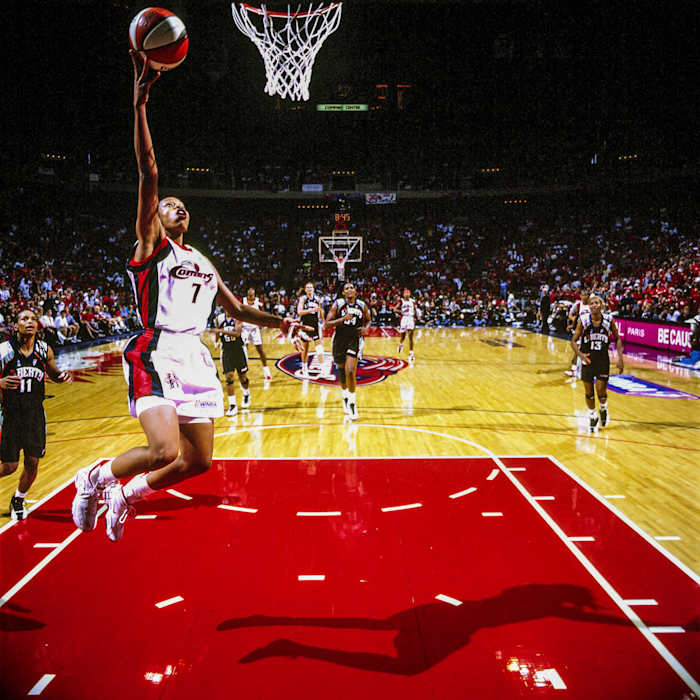 Tina Thompson goes in for a layup